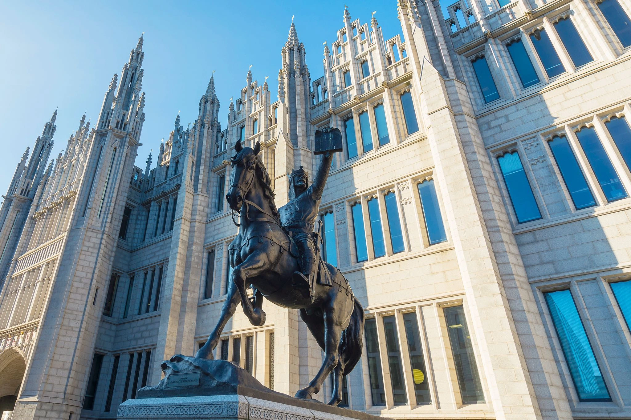 Marischal College Aberdeenin keskustassa