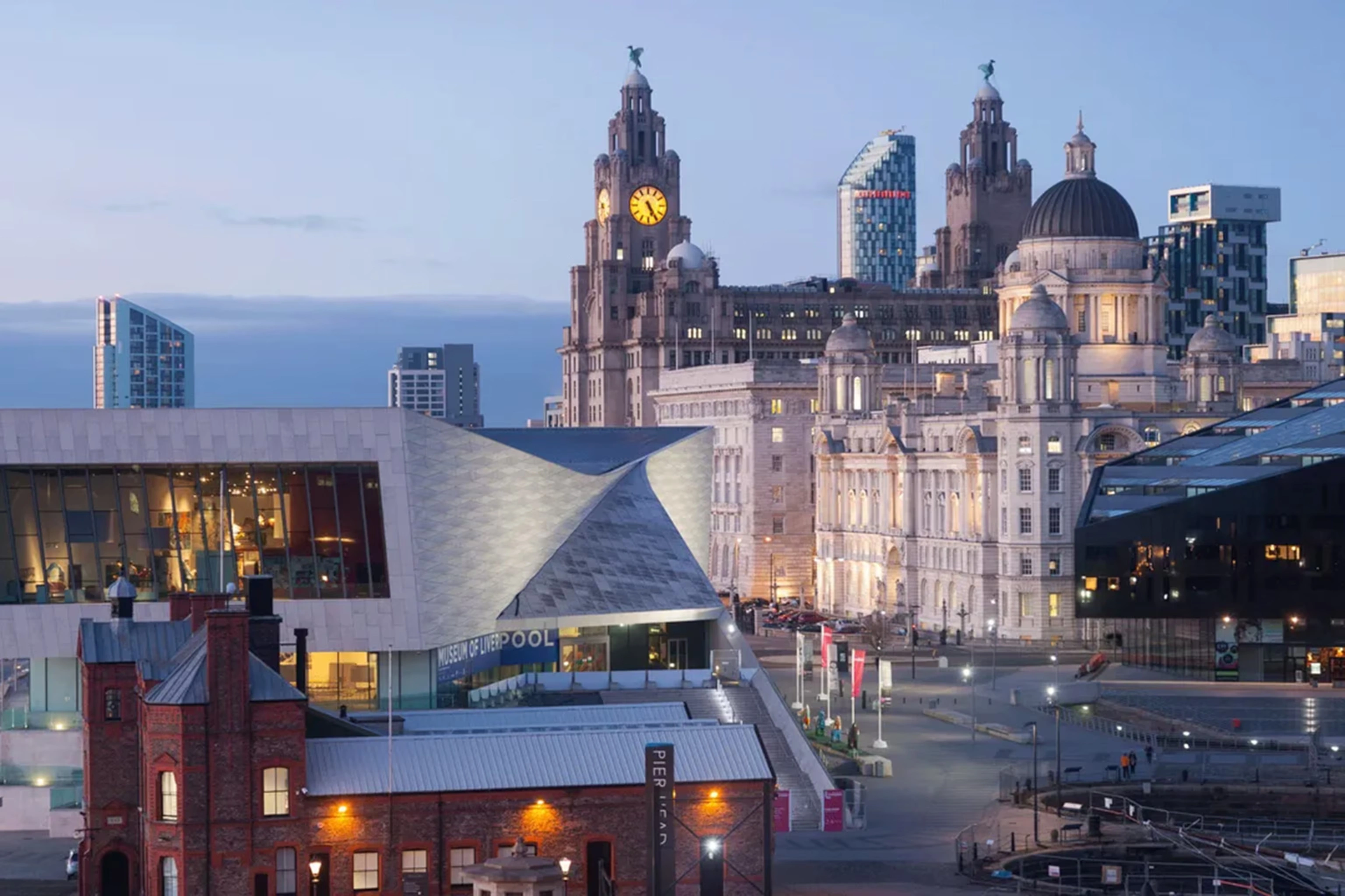 Liverpool waterfront, Three Graces and River Mersey in Englanti