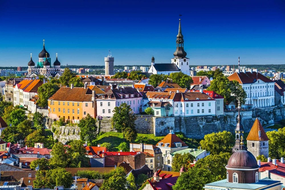 Tallinnan keskiaikainen vanhakaupunki, tornit ja Itämeren-ranta Virossa