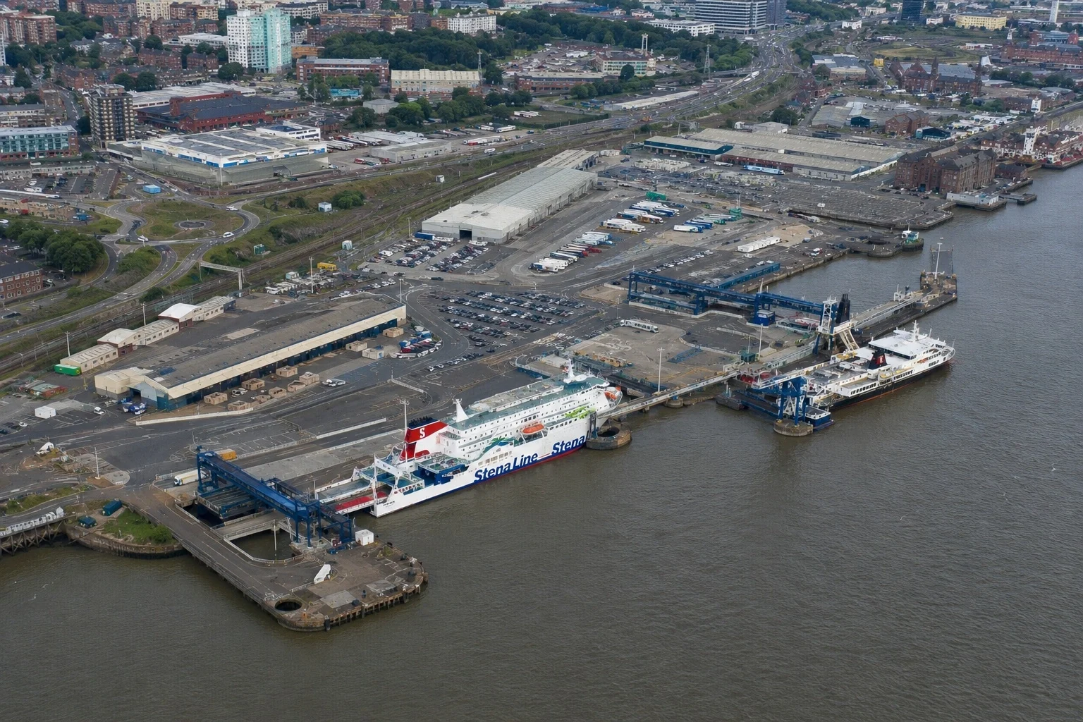 Birkenhead matkustajalauttaterminaali on the River Mersey