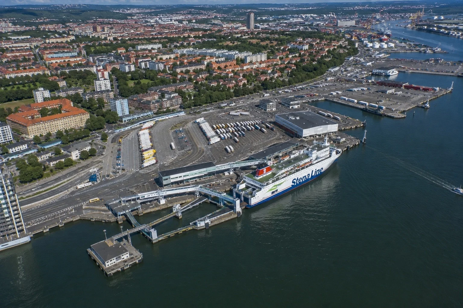 Ilmakuva Göteborgin satamasta ja Stena Linen lautasta