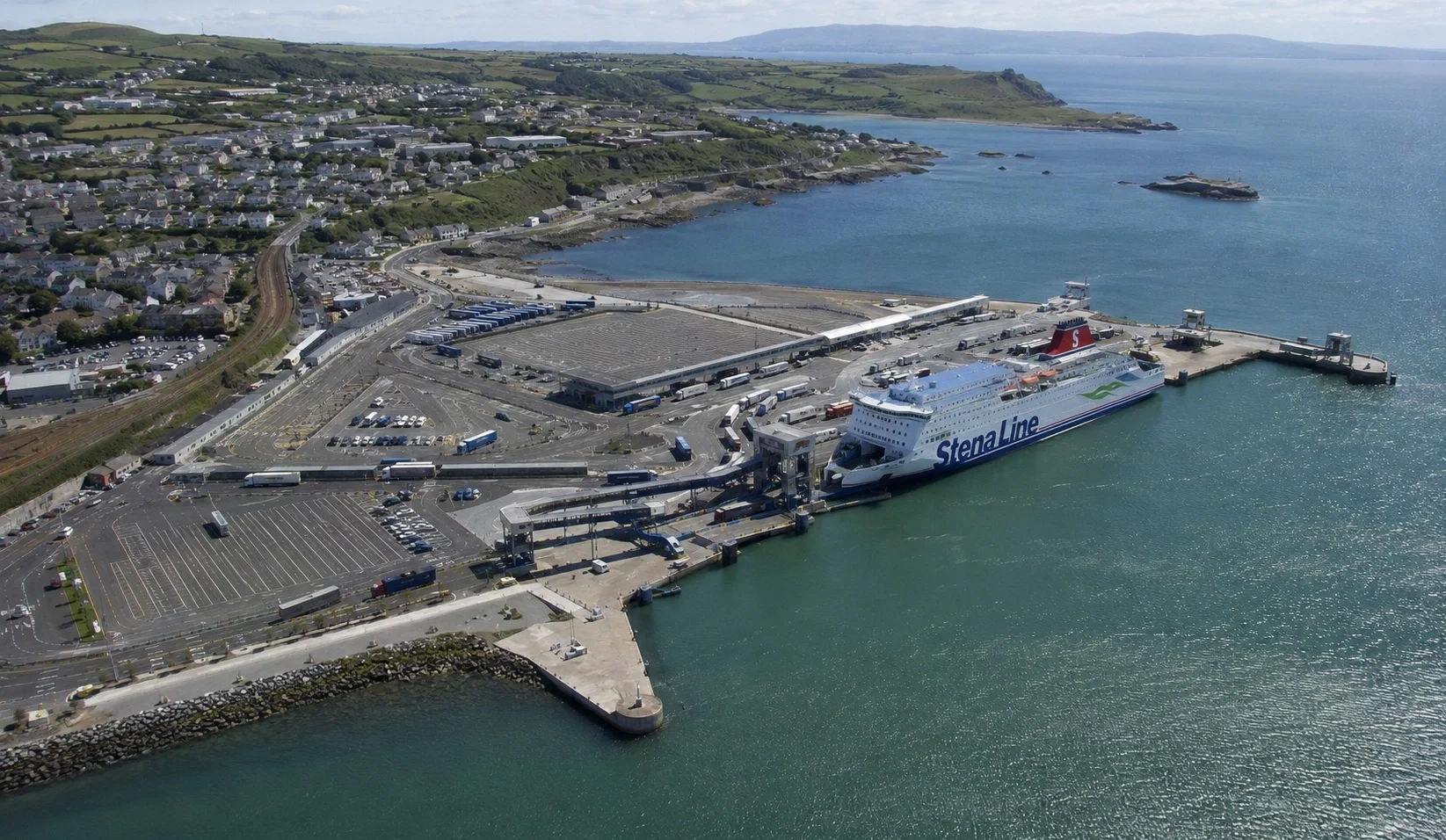 Ilmakuva Holyheadin lauttasatamasta ja satama-alueesta Angleseyllä