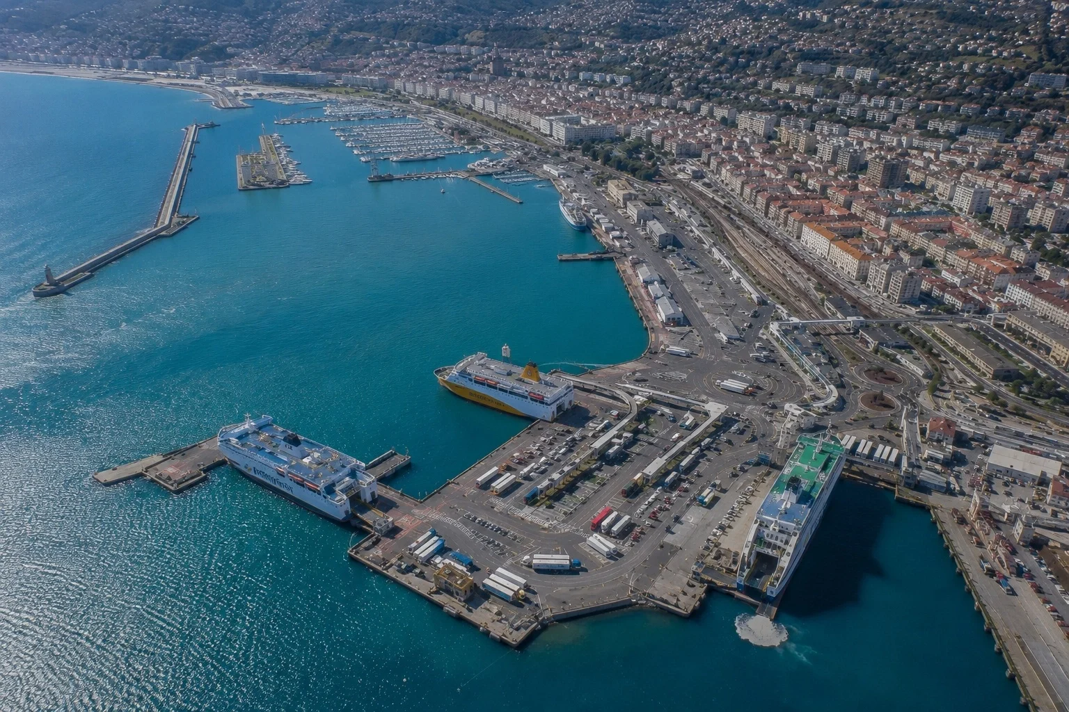 Ilmakuva Nizzan lauttasatamasta ja Corsica Ferriesin aluksista