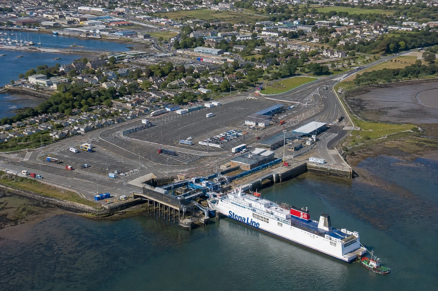 Ilmakuva Pembroke Dockin lauttasatamasta Lounais-Walesissa