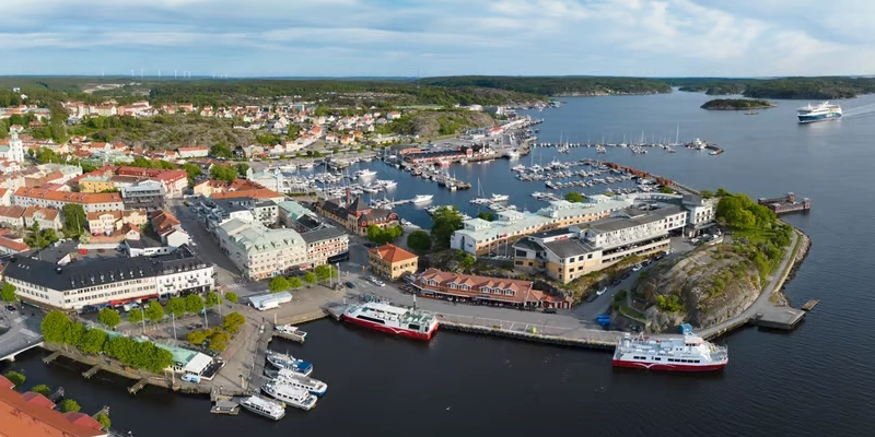 Strömstadin satama ja lauttaterminaali Ruotsin länsirannikolla
