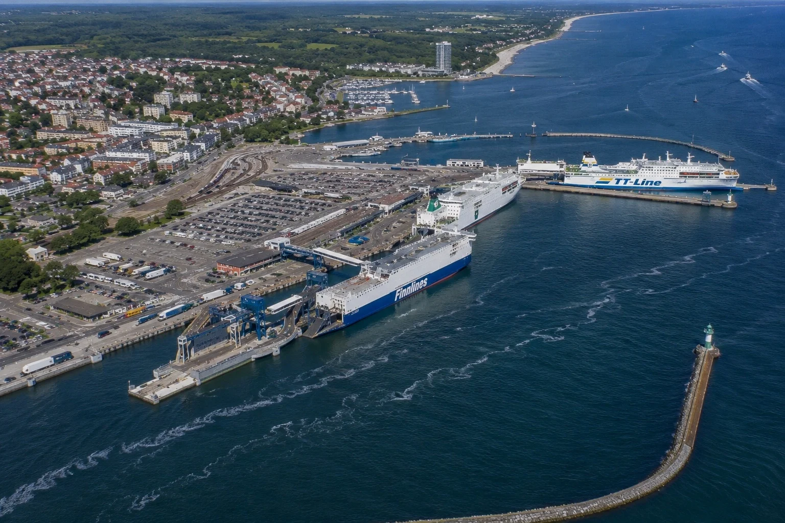Ilmakuva Travemünden lauttasatamasta ja TT-Linen lautasta