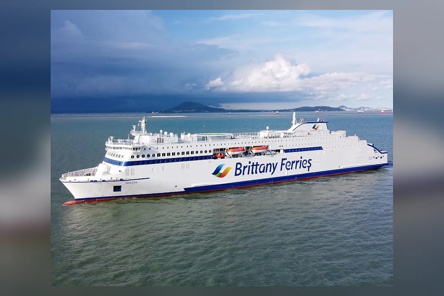 Brittany Ferriesin matkustajalautta ylittämässä Englannin kanaalia