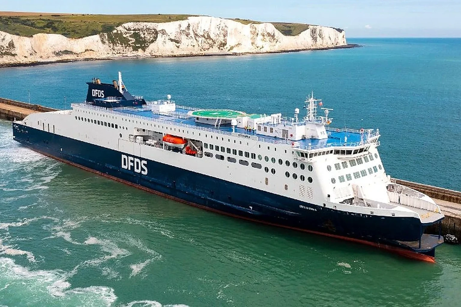 DFDS:n matkustaja- ja ajoneuvolautta merellä