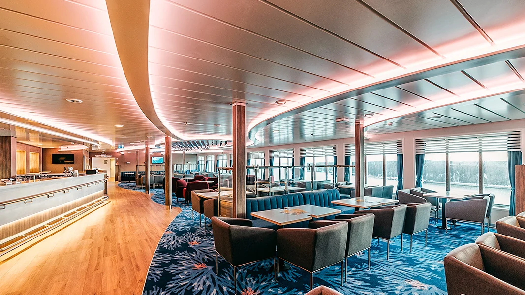 Baari- ja lounge-alue DFDS:n lautalla