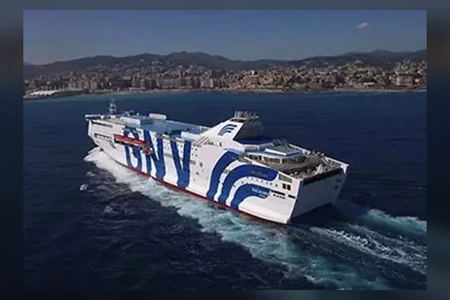 Grandi Navi Velocin matkustajalautta Välimerellä